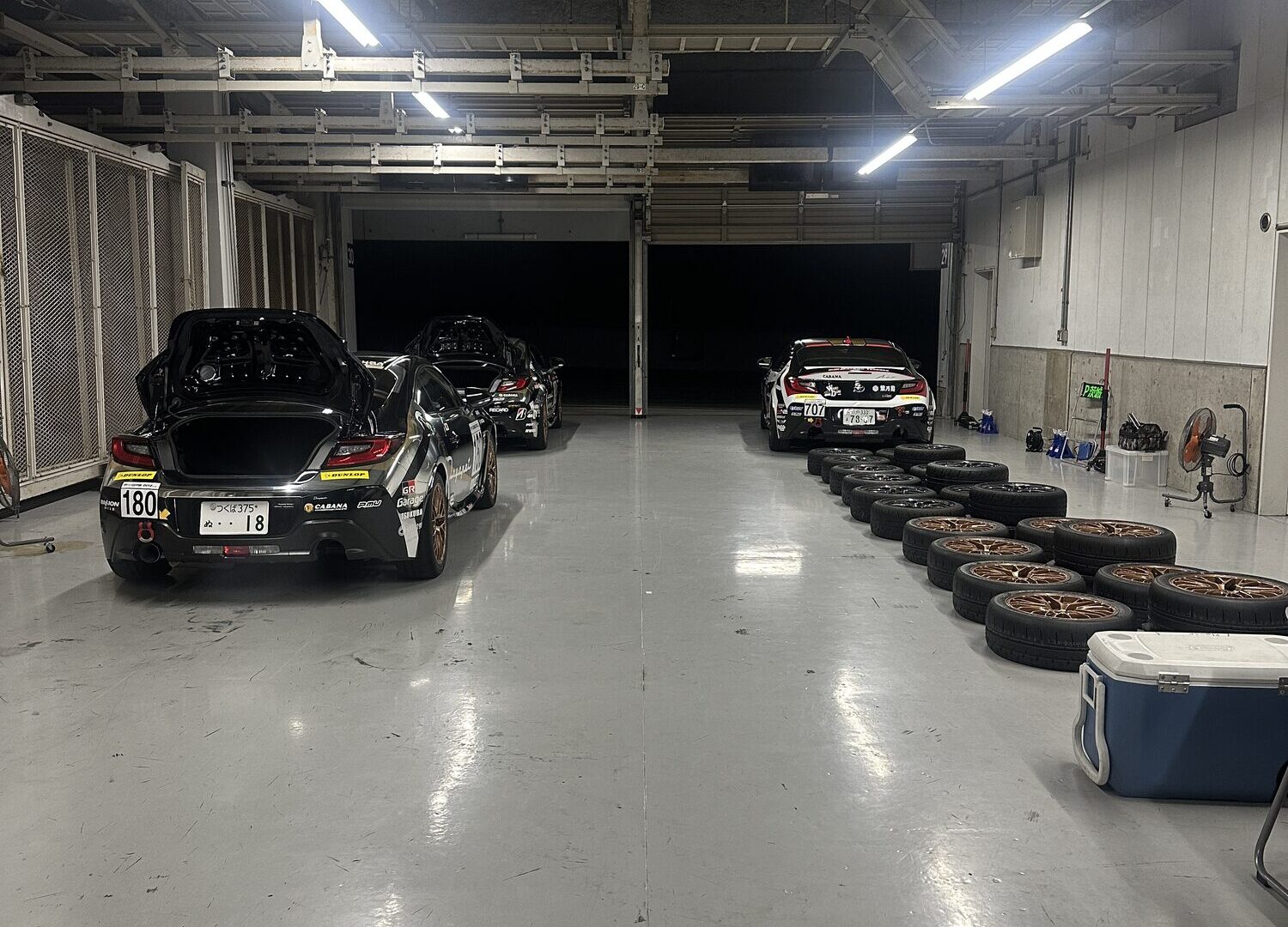 ピットガレージに並ぶ整備中の車両