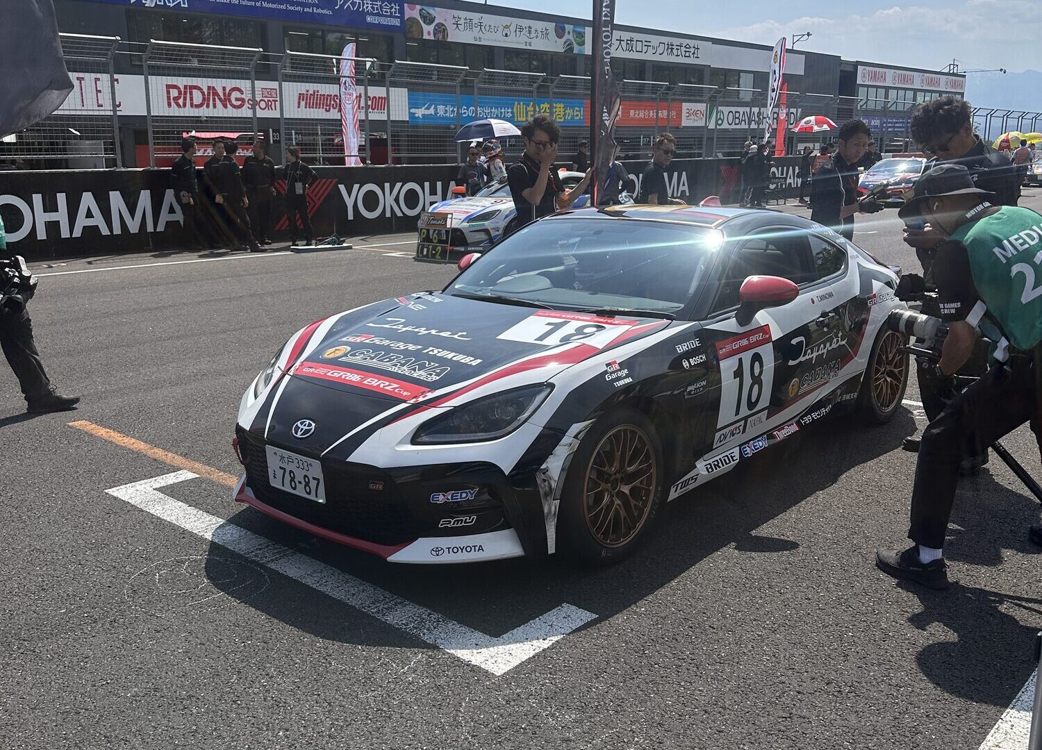 サーキットのグリッド上の競技車両