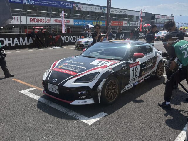 サーキットのグリッド上の競技車両